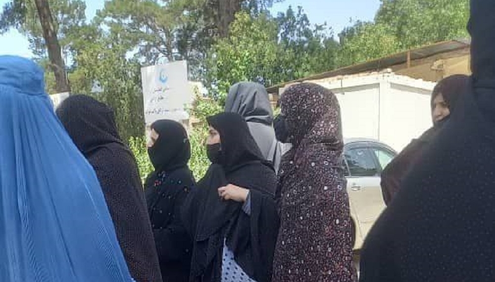 کوچ اجباری خانوادههای نظامیان پیشین در هرات؛ زنان دست به اعتراض زدند