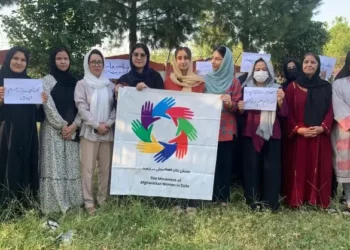 معترضې مېرمنې: د چادرۍ اجباري کول د ټولنیز سپکاوي تر ټولو بې رحمه ډول او د ښځو د اساسي حقونو محدود کول ګڼل کېږي