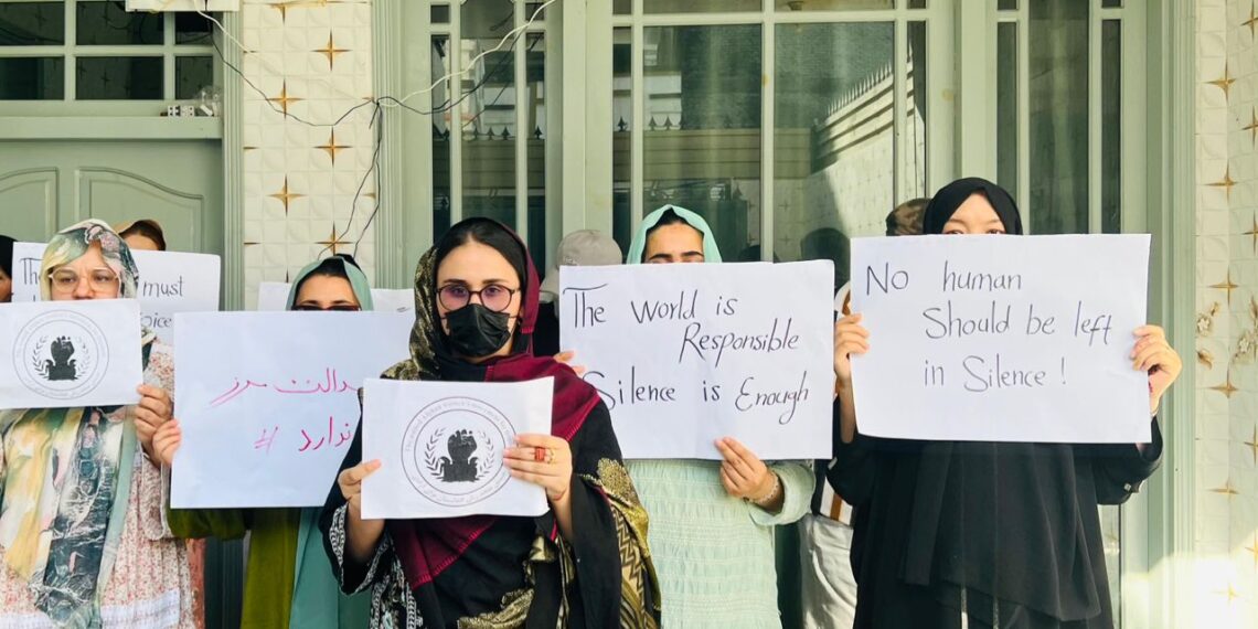 معترضې ښځې: پاکستان کې د افغان کډوالو وضعیت اندېښمنونکی دی