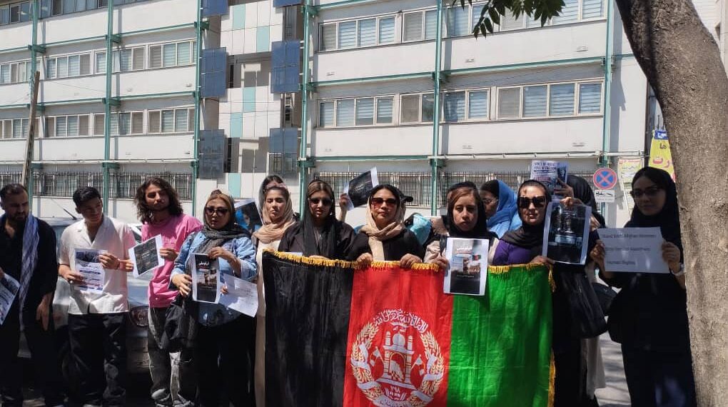 معترضو ښځو هرات کې د ښځو په نیونه تهران کې د افغان سفارت مخې ته اعتراض وکړ
