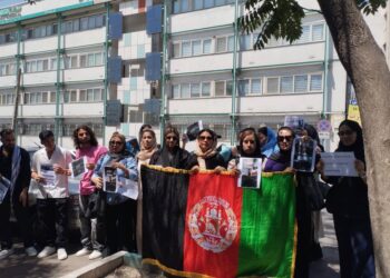 معترضو ښځو هرات کې د ښځو په نیونه تهران کې د افغان سفارت مخې ته اعتراض وکړ