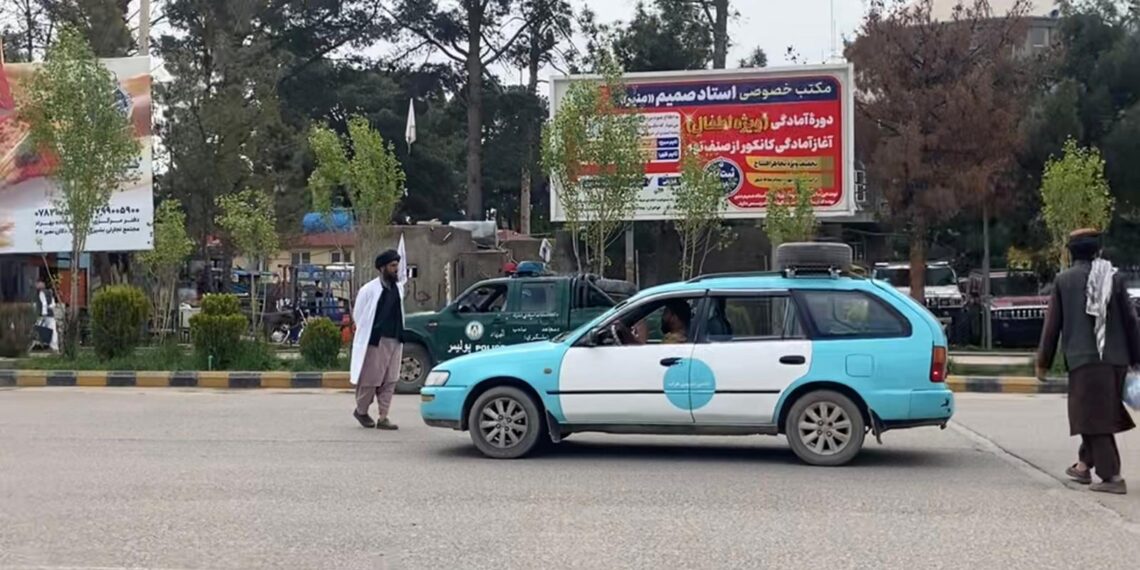 هرات کې طالبان «بې چادرۍ او مخ بنده ښځې او نجونې نیسي او زندان ته» یې لېږدوي