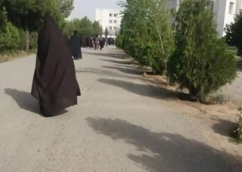 طالب د ټوپک په اشاره، مور او لور د پوهنتون له دروازې راوګرځولې