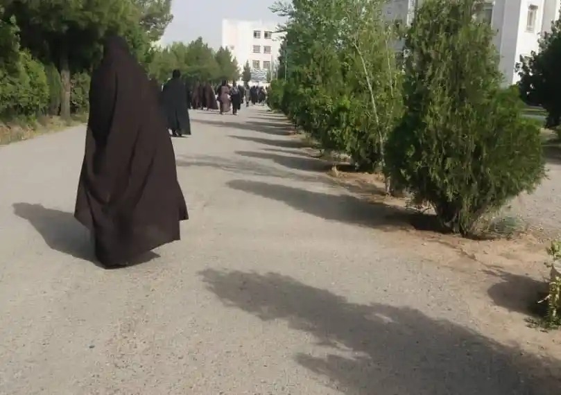طالب د ټوپک په اشاره، مور او لور د پوهنتون له دروازې راوګرځولې