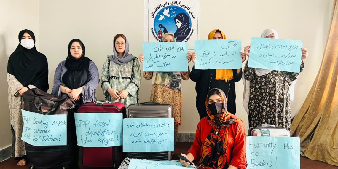 معترضو ښځو له پاکستان د افغان کډوالو په زور ایستلو لړۍ د درولو غوښتنه وکړه