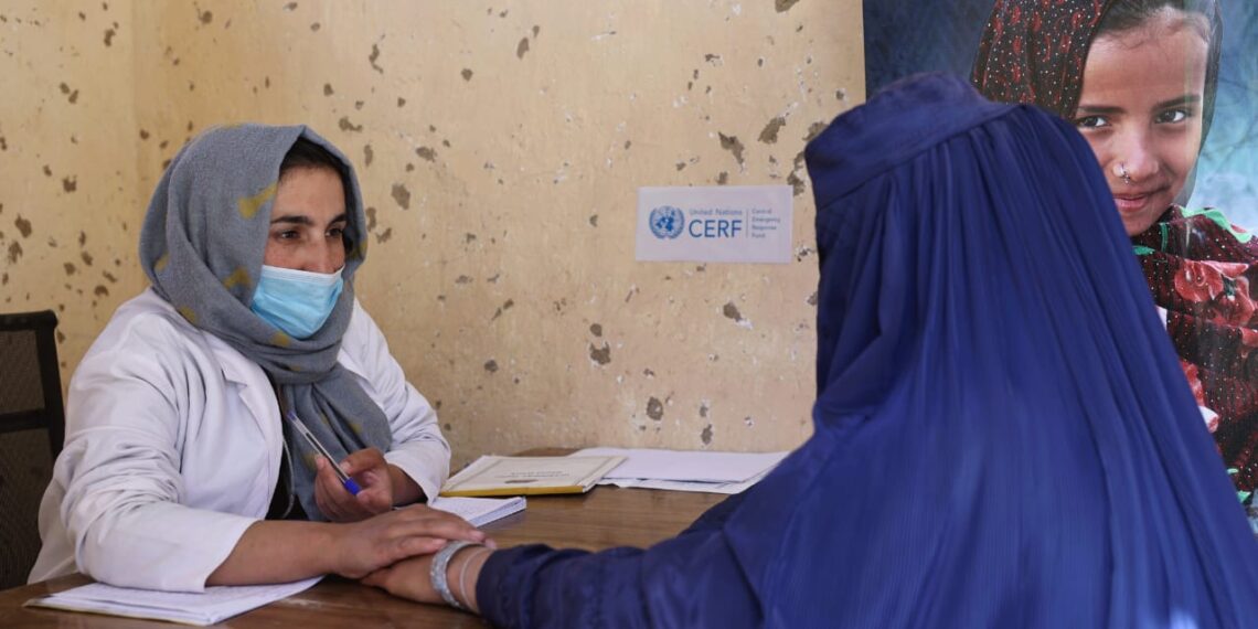 د طالبانو محدودیتونو او د بودجه کمښت افغانستان کې ښځو او ماشومانو ته روغیتايي خدمات له خنډ سره مخ کړي