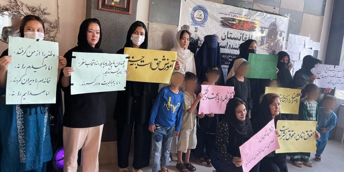 معترضې ښځې: هېڅ ټولنه له ښځو پرته د روښانه راتلونکې په لور نه شي تلای