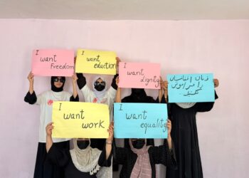 معترضو ښځو له نړیوالې ټولنې د افغان ښځو وضعیت ته د پاملرنې او افغانستان کې د جنسیتي توپیر پای ته رسولو غوښتنه وکړه
