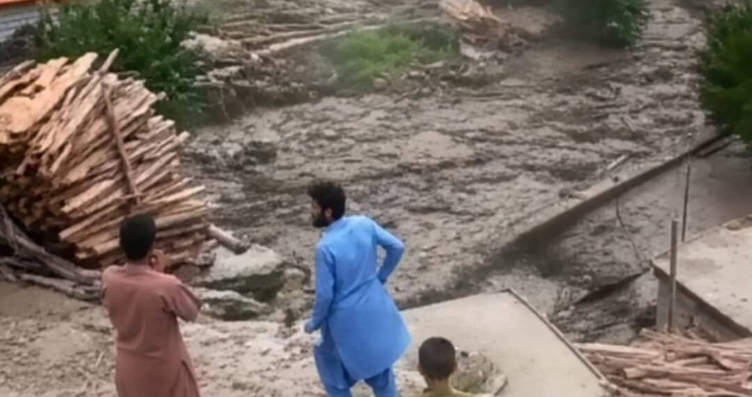 نورستان کې درې ماشومان سېلاب وړي دي