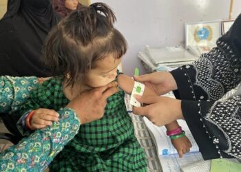 افغانستان کې له هرو ۱۰ ماشومانو یو په حاده خوارځواکۍ اخته دی