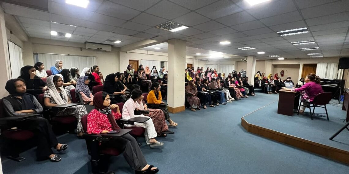 «د ښځو لپاره آسیايي پوهنتون» لسګونه افغان زده کړیالانې وباسي