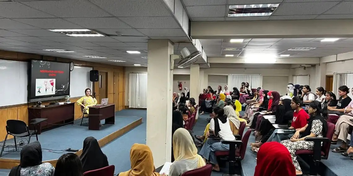 «د ښځو لپاره آسیايي پوهنتون» د لسګونه افغان زده کړیالانو د ایستلو خبر رد کړ