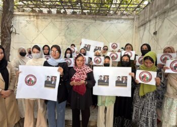 معترضو ښځو پاکستان کې د دو لادرکه افغان وګړو د برخلیک معلومولو غوښتنه وکړه