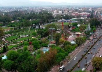 جلال آباد کې له کورونو شړل شوې کورنۍ په جوماتو او واټونو شپې سبا کوي