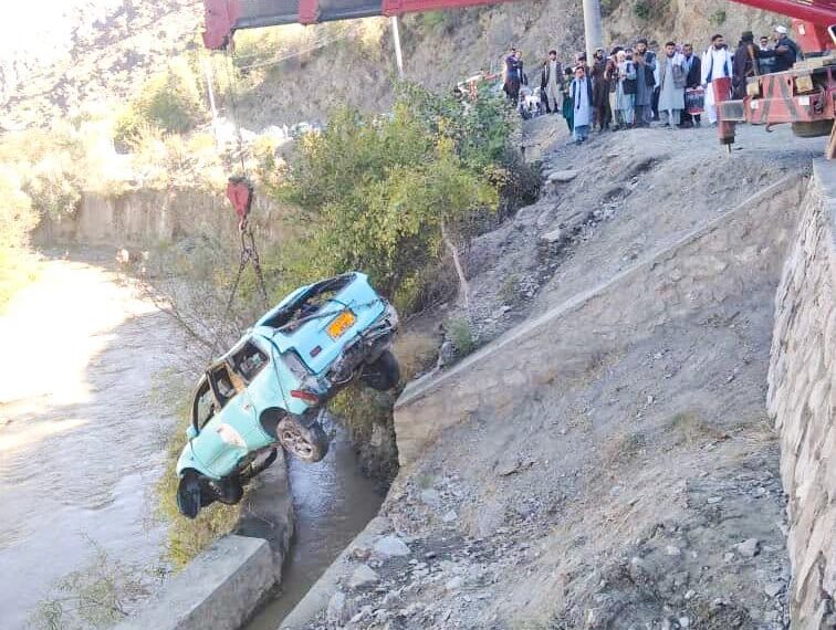 کندهار او پروان کې ترافیکي پېښو د یوې ښځې او دوه ماشومانو په ګډون ۱۱ تنه و وژل