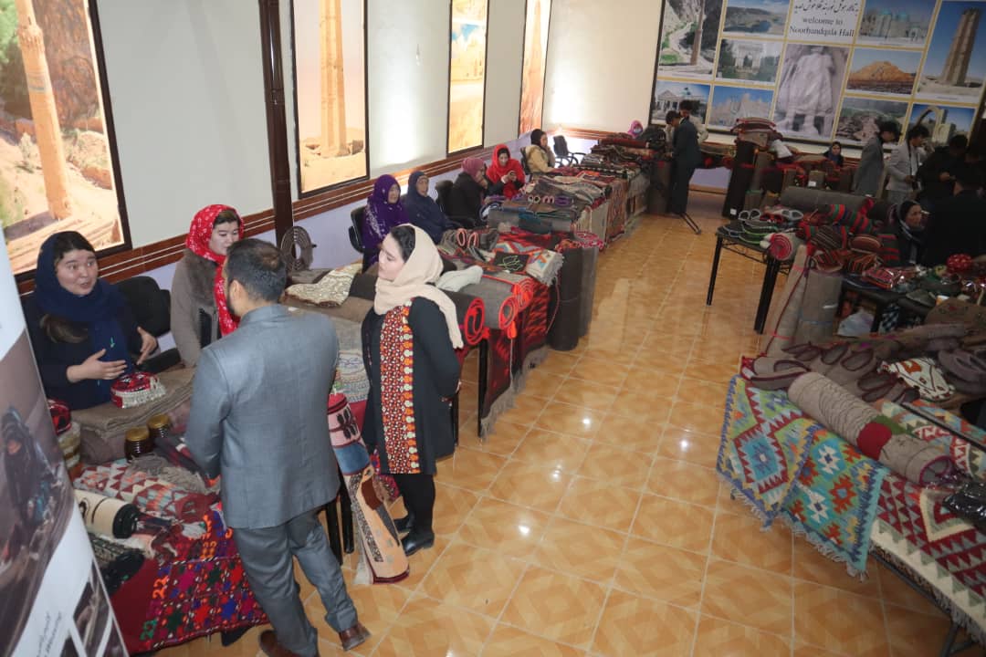 نمایشگاه صنایع دستی زنان در بامیان