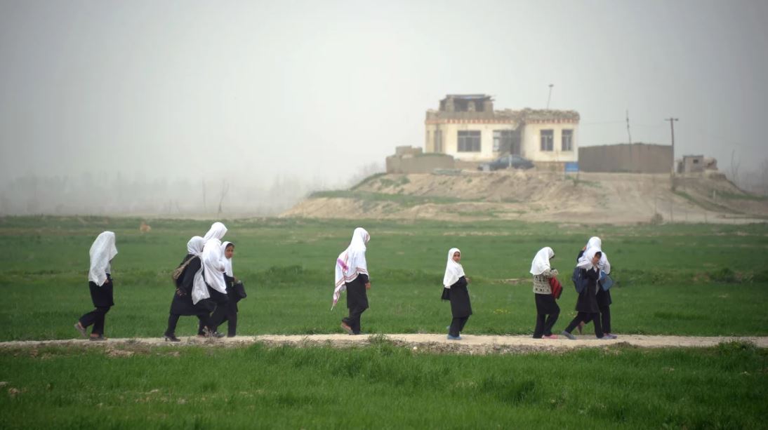 دختران در مسیر مکتب/ عکس: https://www.npr.org/