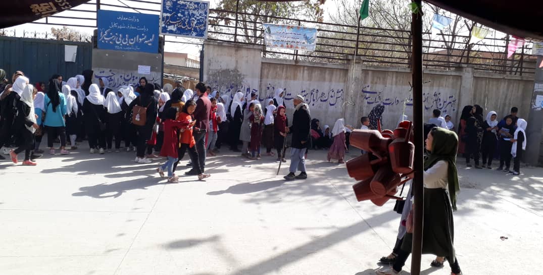 حضور دختران دوره ابتداییه در روز اول سال تعلیمی در لیسه بی‌بی زینب کبرا در کابل، عکاس: خبرنگار رسانه رخشانه
