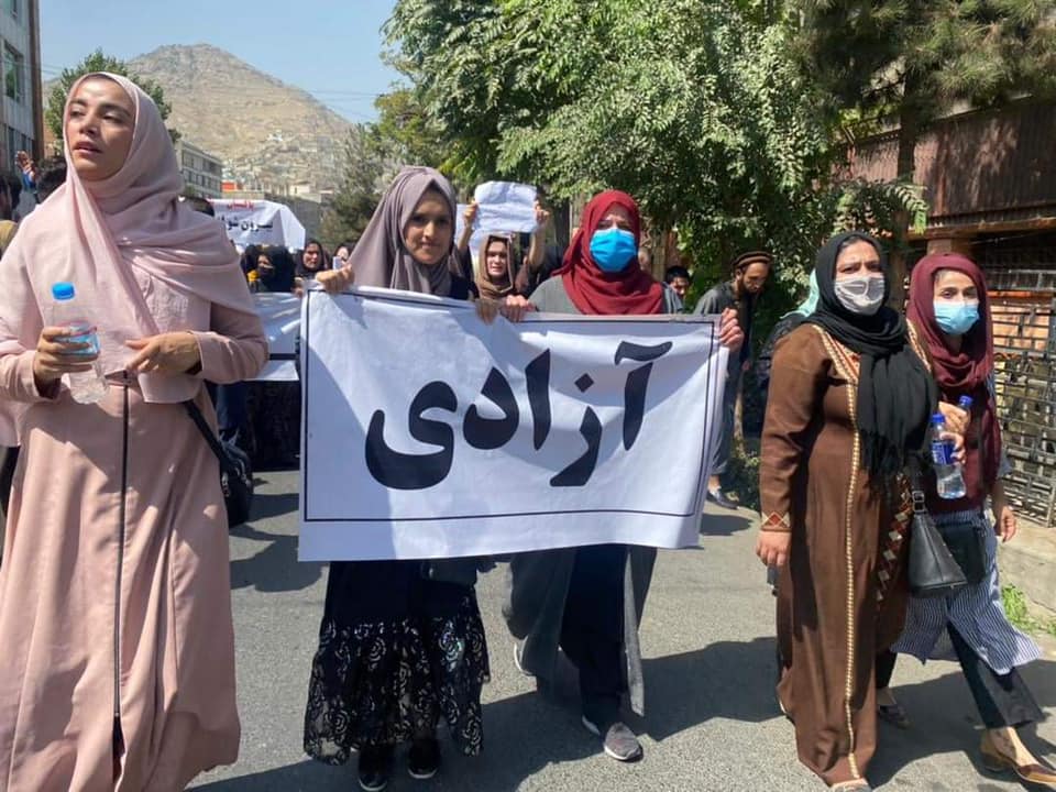 جریان یکی از تظاهرات‌های زنان. عکس:‌ ارسالی به رسانه‌ی رخشانه.