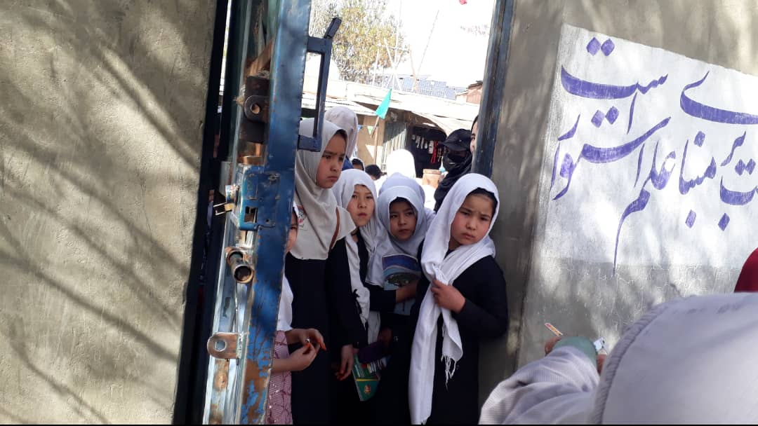 دختران دوره ابتدایی در روز اول سال تعلیمی در لیسه بی‌بی زینب کبرا در کابل، عکاس: خبرنگار رسانه رخشانه