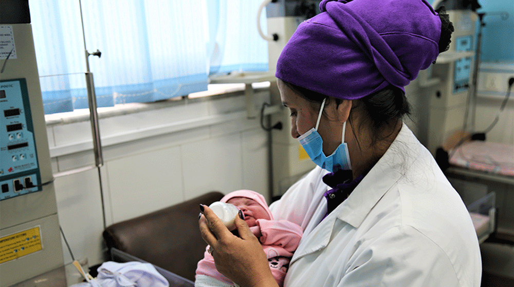 منبع: https://www.unfpa.org/news/emergency-health-kits-ensure-maternal-and-newborn-care-afghanistan
