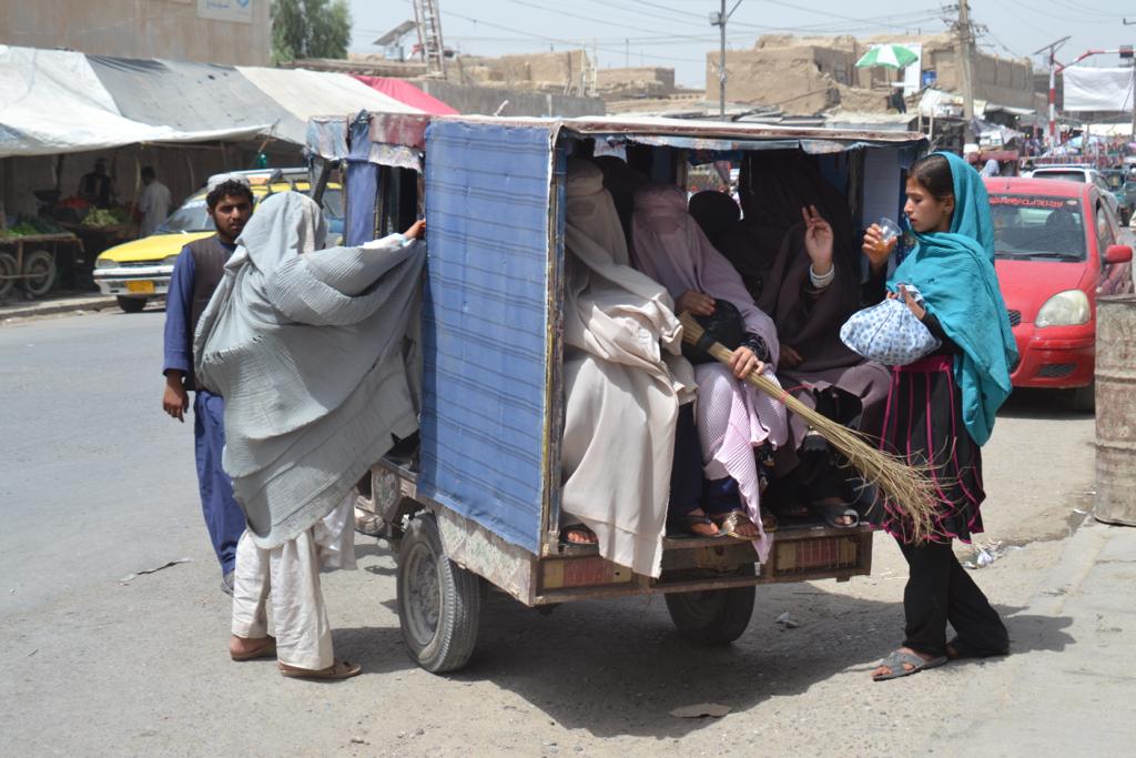 زنان در قندهار در سه‌چرخ مسافربری، عکس: رسانه رخشانه