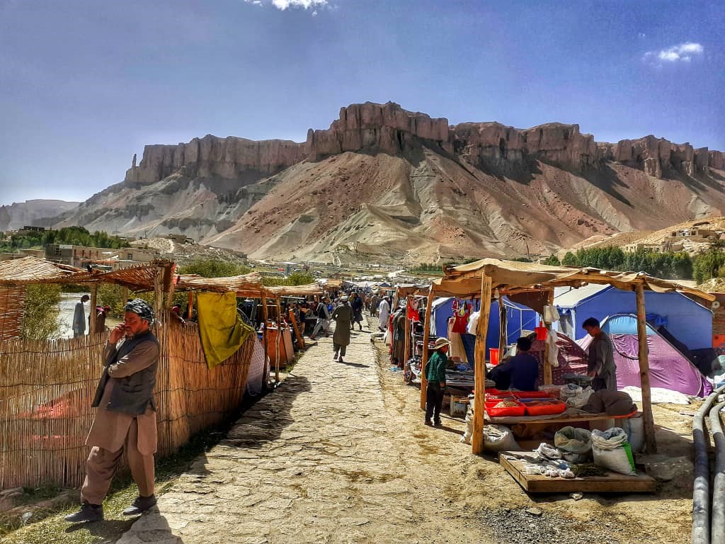 پیاده‌رو منتهی به بند هیبت در بند امیر بامیان که تبدیل به بازار دست فروشان شده است. عکس: رسانه رخشانه