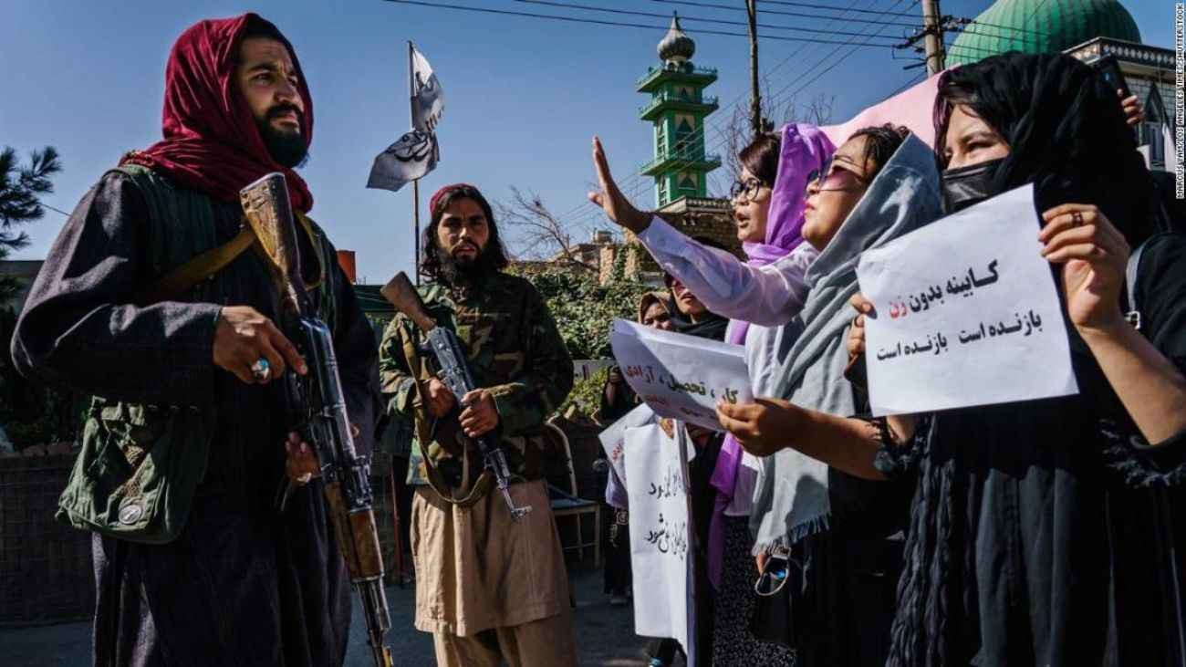 زنان معترض و جنگ‌جویان طالبان در کابل. عکس: رسانه‌های جمعی