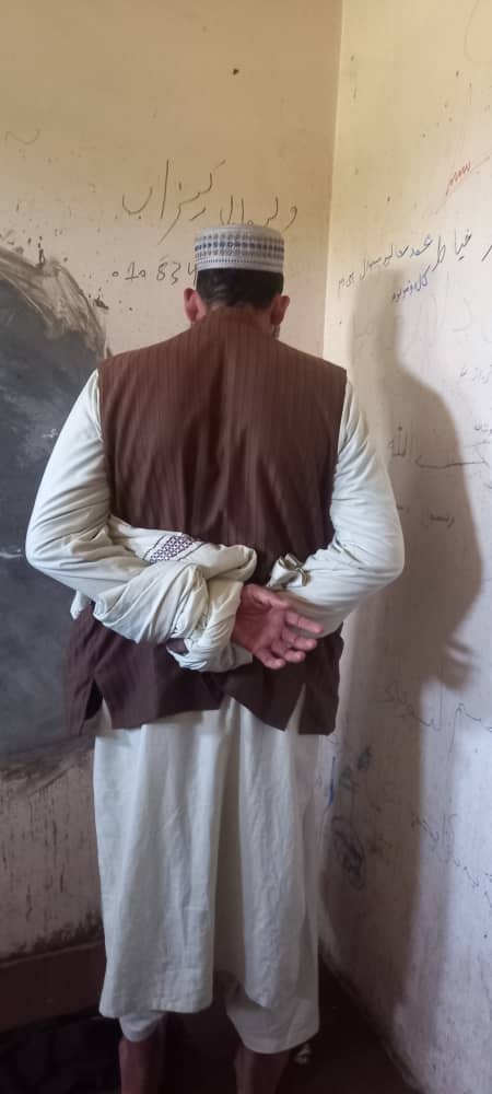 مردی که به اتهام قتل همسرش در ارزگان از سوی طالبان بازداشت شده است. عکس: ارسالی به رسانه رخشانه