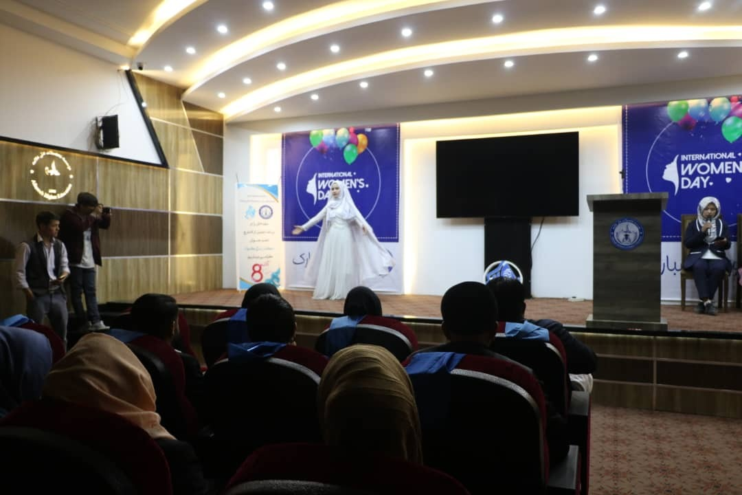 نجیبه در نقشی یک فرشته در نمایش تئاتری در کابل
عکس: ارسالی به رسانه رخشانه.