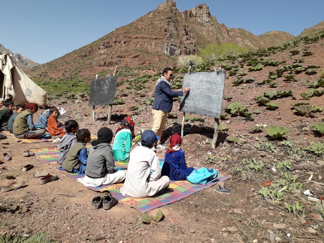 محمدمحسن عرفانی در حال تدریس به دانش‌آموزانش در فضای باز در دورترین نقطه‌ی ولسوالی بهسود. عکس: ارسالی به رسانه رخشانه