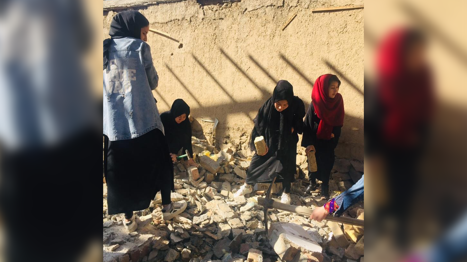 شماری از دانش‌آموزان آموزشگاه کاج پس از انفجار، در حال پاک‌کاری محل حادثه. عکس: ارسالی به رسانه رخشانه