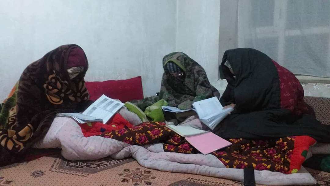 دختران دانشجوی دانشگاه بامیان که در اتاق‌های سرد سرگرم آمادگی امتحان آخر سمستر هستند.عکس: ارسالی به رسانه رخشانه