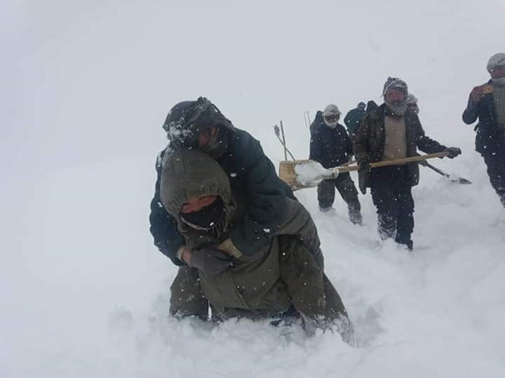 بیماری در حال انتقال به مرکز درمانی در زمستان مناطق هزاره‌نشین. منبع عکس: رسانه‌های اجتماعی