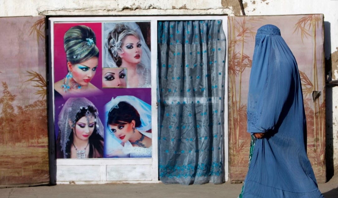 واکنش‌ها به مسدود شدن آرایشگاه‌های زنانه؛ «زندگی مردم را به‌روی شان قفل می‌کنند»
