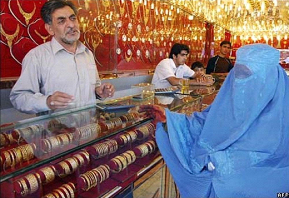 سایه‌ی سیاه فقر بر بازار پر زرق‌و برق طلا در هرات؛ زنان «زیورات» خود را می‌فروشند