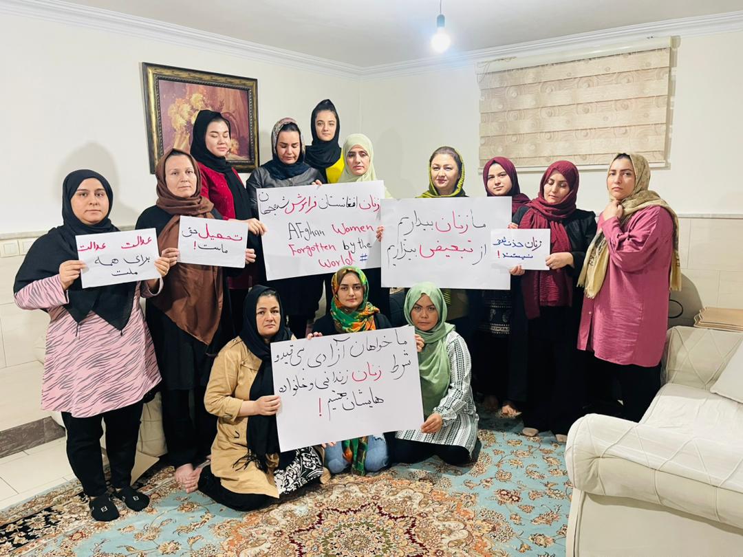 زنان معترض خواستار رهایی فوری ژولیا پارسی و ندا پروانی شدند