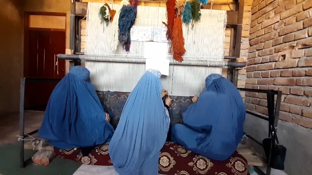 محدودیت‌های طالبان، زنان را مجبور به انجام کارهای شاقه می‌کند