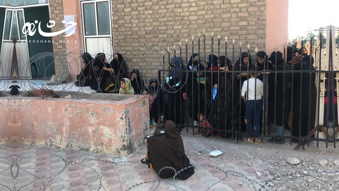 صف زنان برای گرفتن پاسپورت در هرات/ عکس: رسانه‌ی رخشانه.