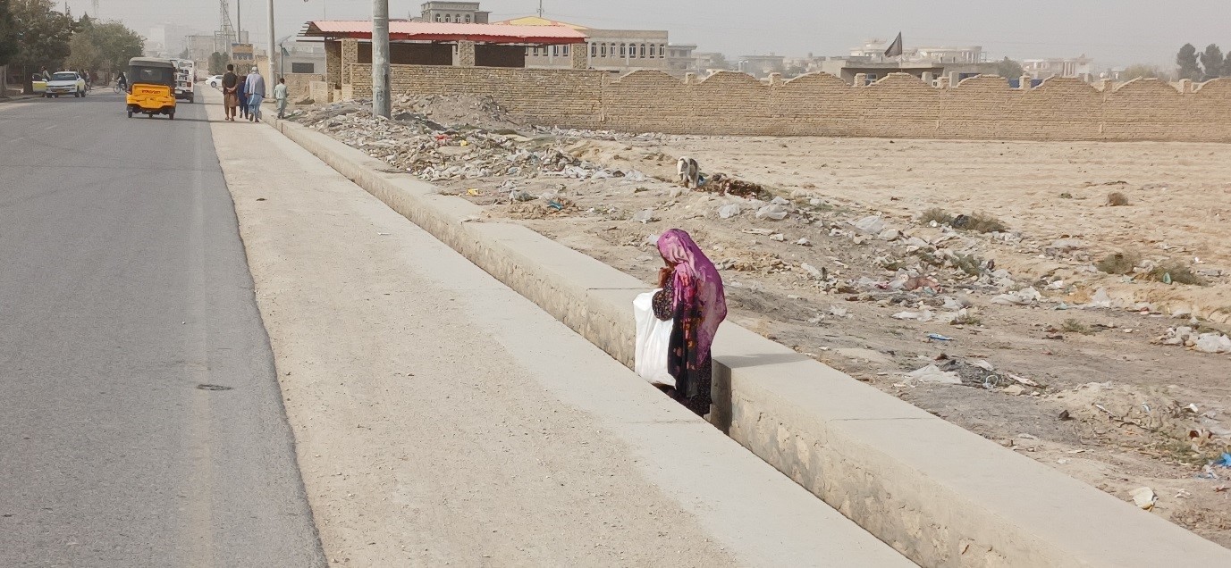 دختر زباله‌گردی که در حومه‌های شهر مزار شریف دنبال زباله می‌گردد. عکس: رسانه‌ی رخشانه