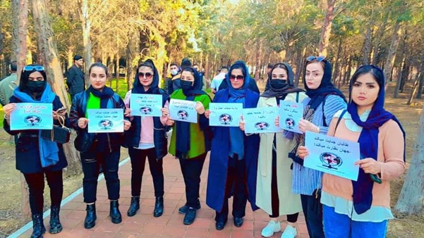 از طرف چپ اول، مهتاب افتخار است که در جمع زنان معترض در ایران حضور دارد. عکس: ارسالی به رسانه‌ی رخشانه