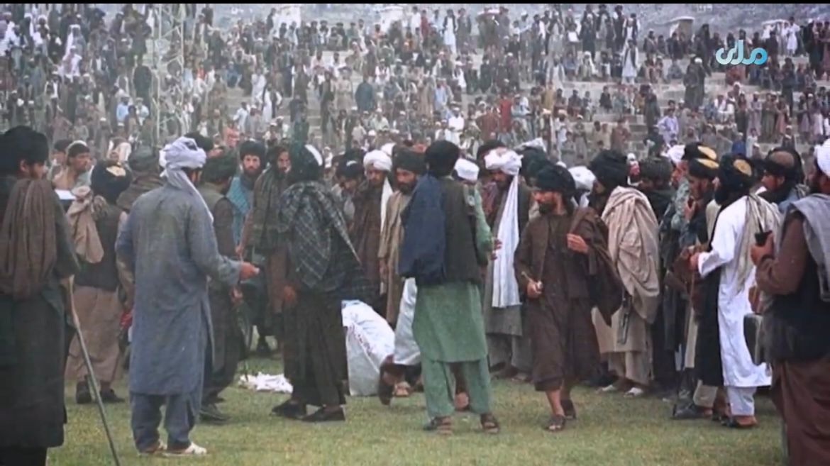 صحنه از تجمع مردم برای تماشای مجازات اعلام در ملا عام توسط طالبان