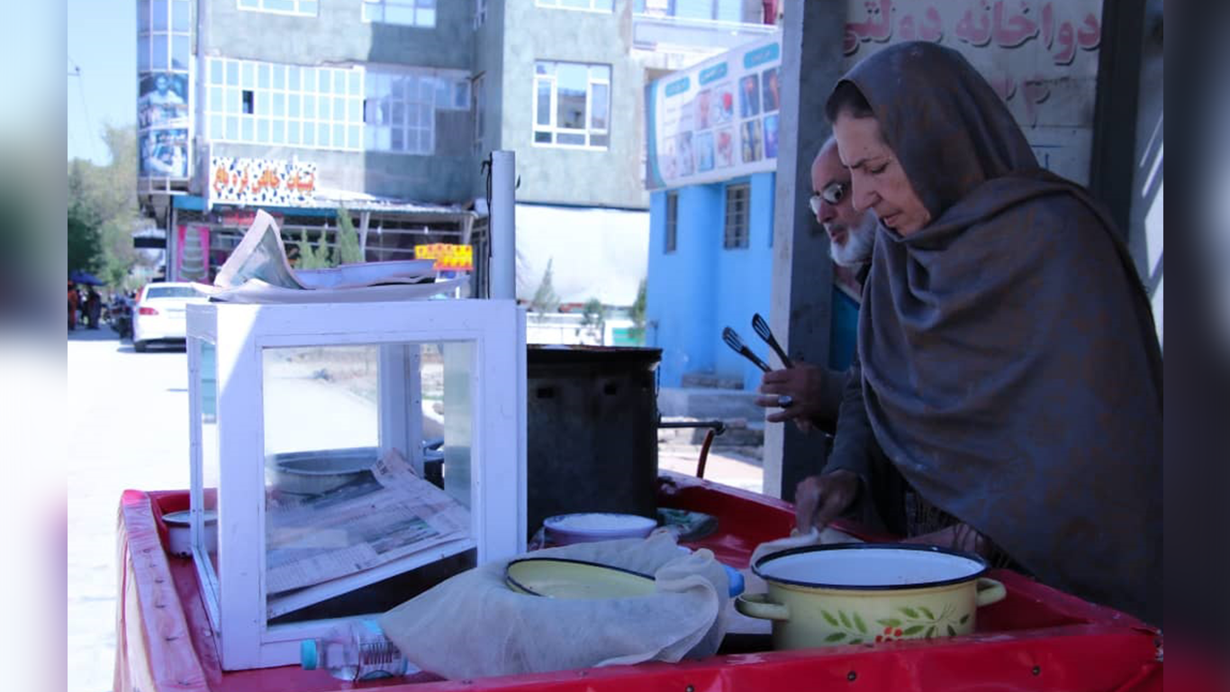 محبوبه در حال کار در خیابانی در کابل/ عکس: رسانه‌ی رخشانه